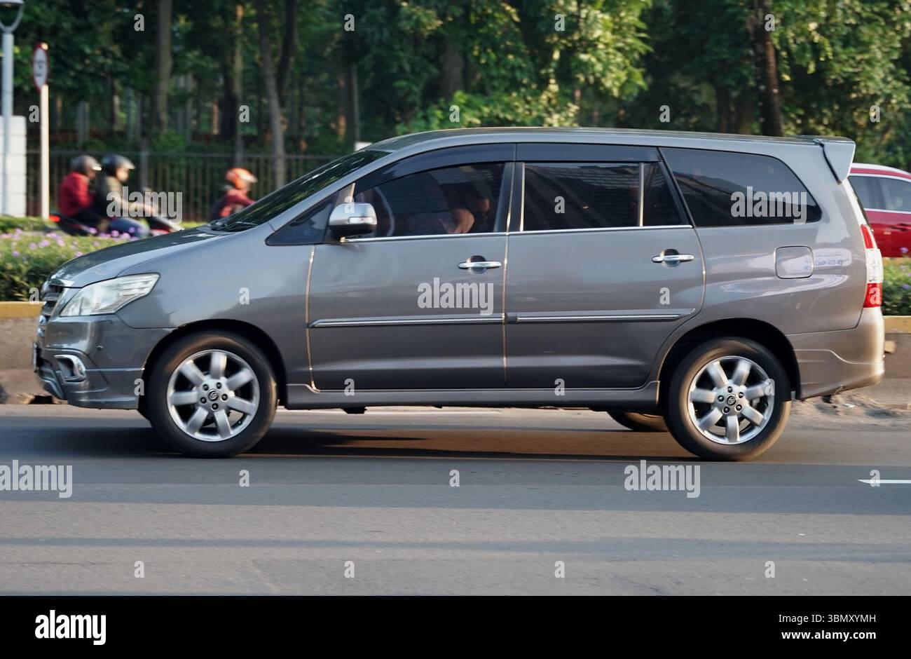 Monospace Toyota Kijang Innova, couleur gris foncé dans la zone de distriques d'affaires, Sudirman Street, Jakarta, Indonésie Banque D'Images