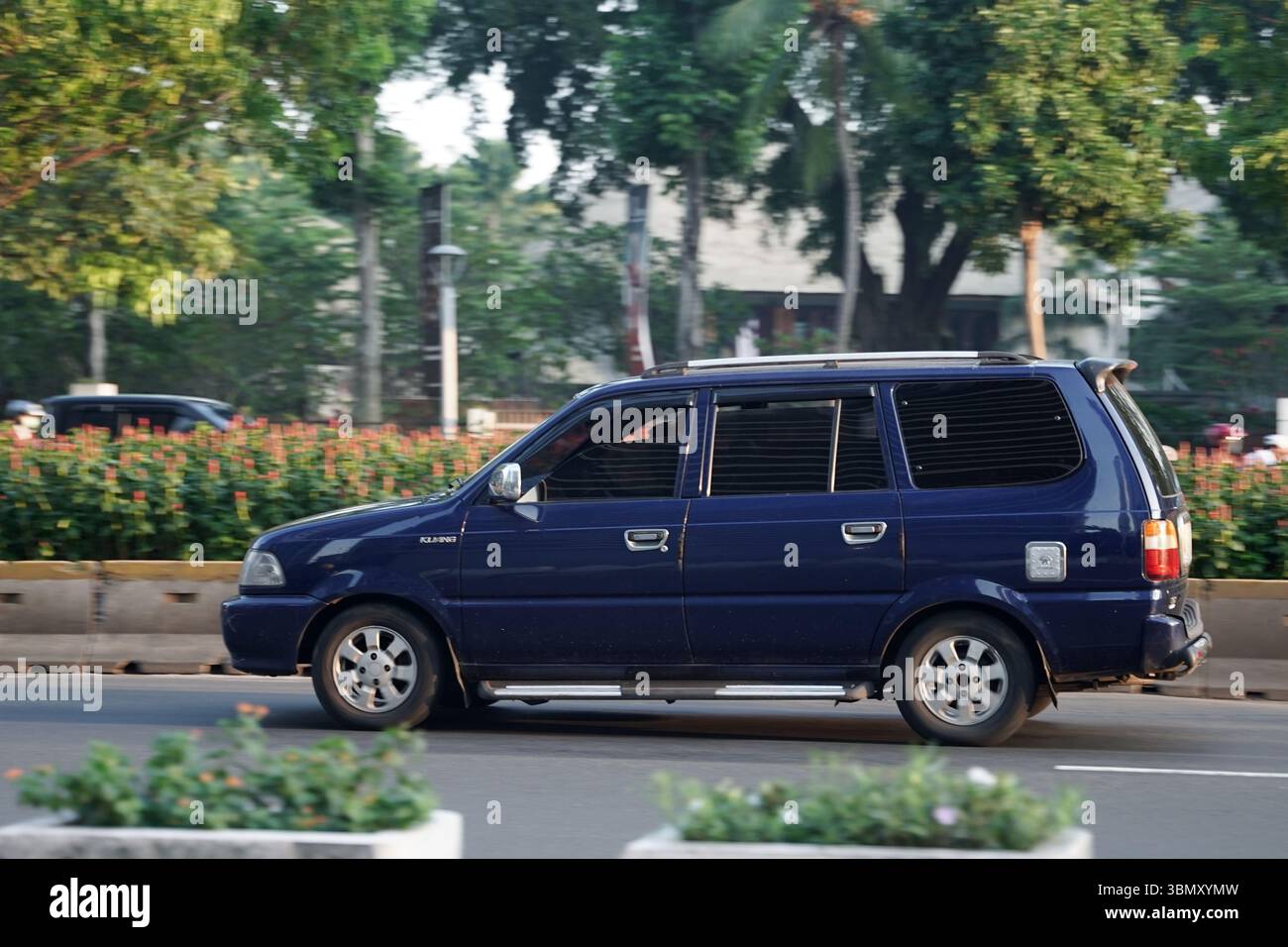 MPV Vintage Toyota Kijang LGX, couleur bleue dans le quartier des affaires, Sudirman Street, Jakarta, Indonésie Banque D'Images