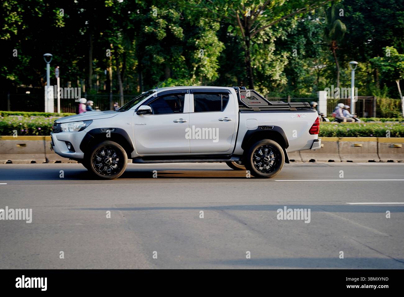 Double cabine 4x4 Toyota Hilux, dans le quartier des affaires, Sudirman Street, Jakarta, Indonésie Banque D'Images