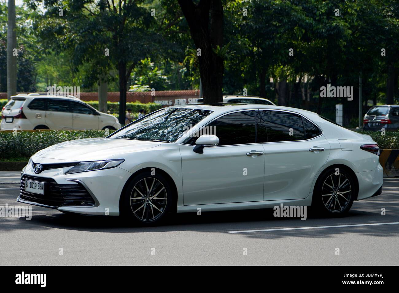 Berline de luxe Toyota Camry, voiture de couleur blanche dans la zone de distric d'affaires, Sudirman Street, Jakarta, Indonésie Banque D'Images