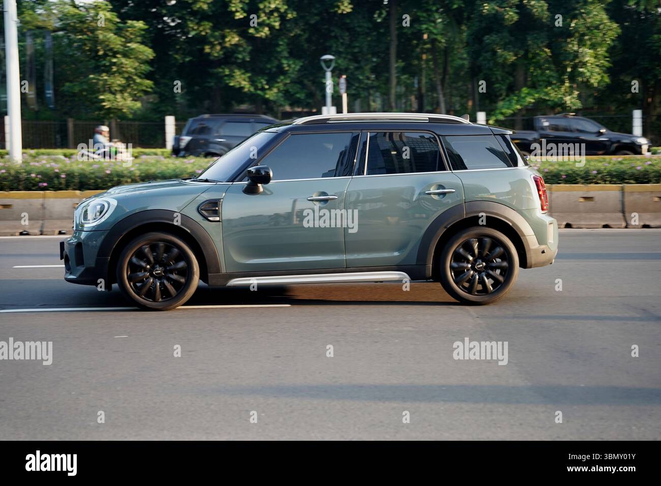 Voiture urbaine de luxe Mini Cooper Countryman, conduire au quartier des affaires, Sudirman Street, Jakarta, Indonésie Banque D'Images