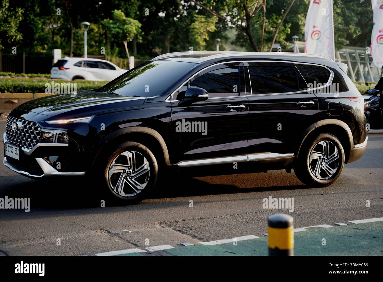 4x4 de luxe Hyundai Santa Fe, couleur foncée au quartier des affaires, Sudirman Street, Jakarta, Indonésie Banque D'Images