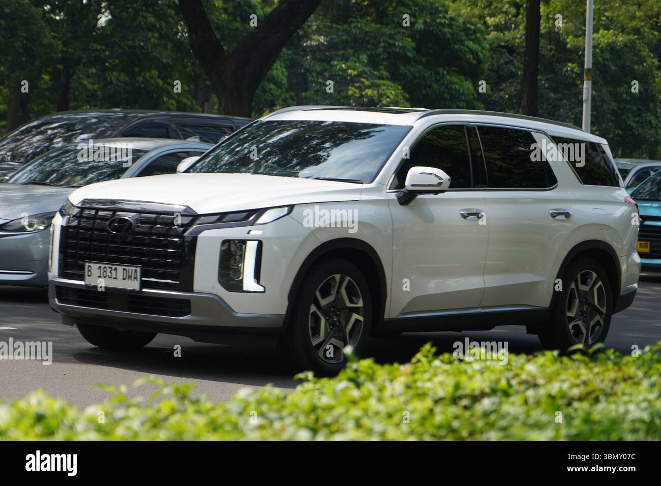 SUV de luxe Hyundai Palisade, couleur blanche au quartier des affaires, Sudirman Street, Jakarta, Indonésie Banque D'Images