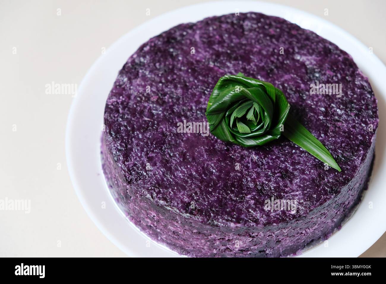 Gâteau traditionnel à base de patate douce violette avec noix de coco râpée, farine de riz gluant et sucre Banque D'Images