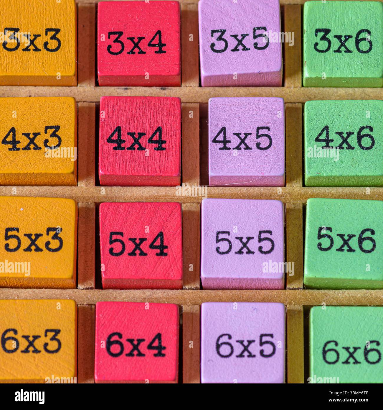 table de multiplication en bois coloré, concept de jouet éducatif pour enfants Banque D'Images