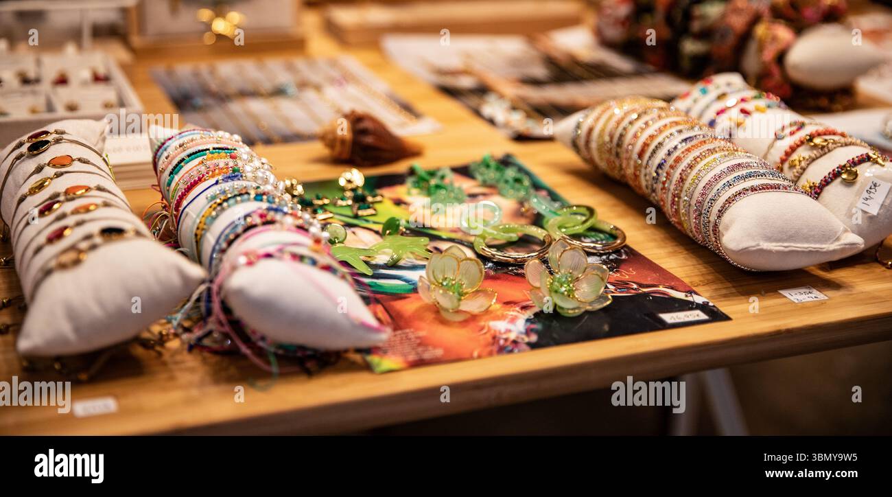 vitrine avec bijoux et souvenirs, bracelets sur la main Banque D'Images