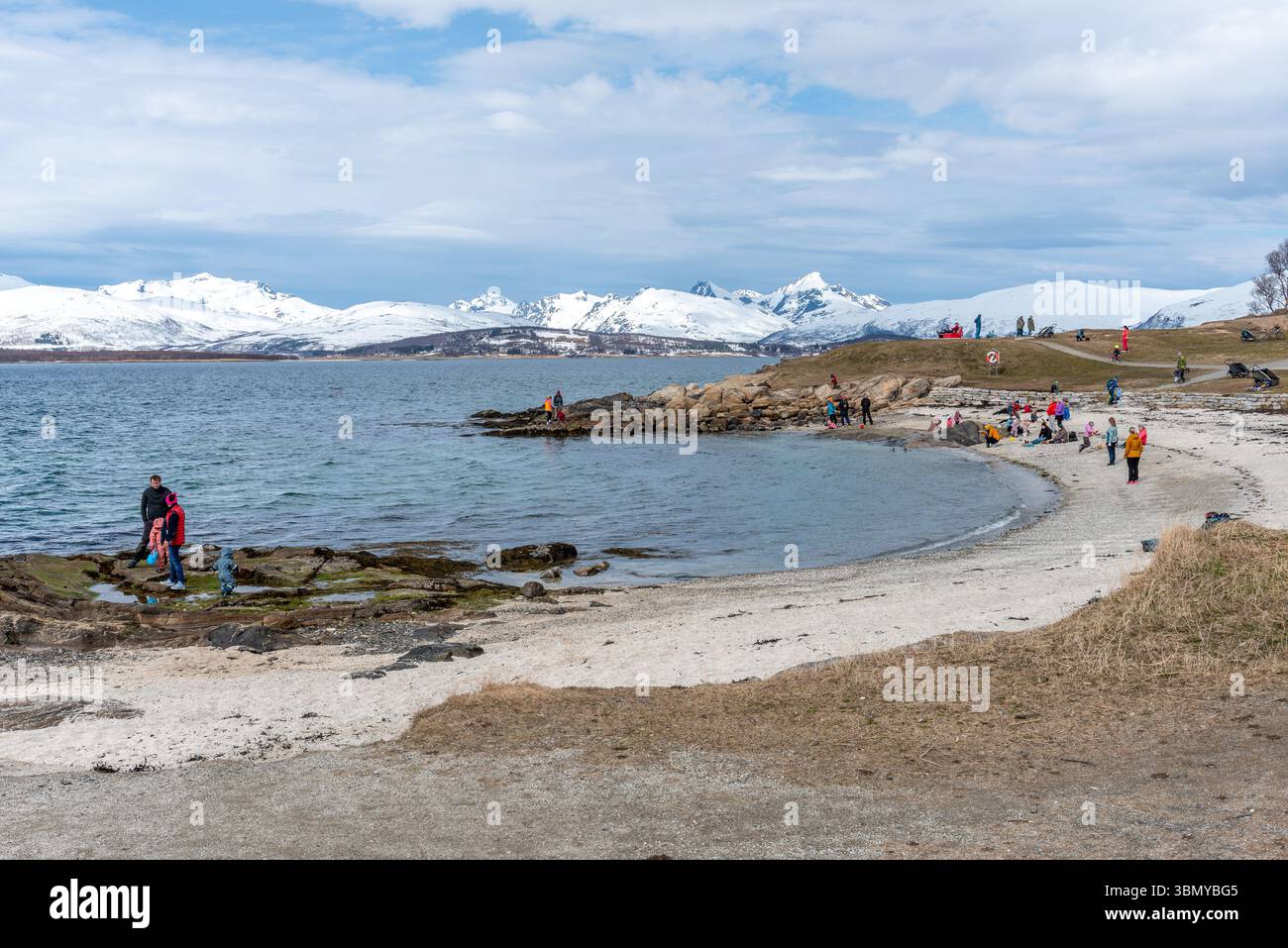 Tromso, Norvège, 05.11.2025. Les gens apprécient une journée sur la plage un jour froid de printemps. Telegrafbukta. Banque D'Images