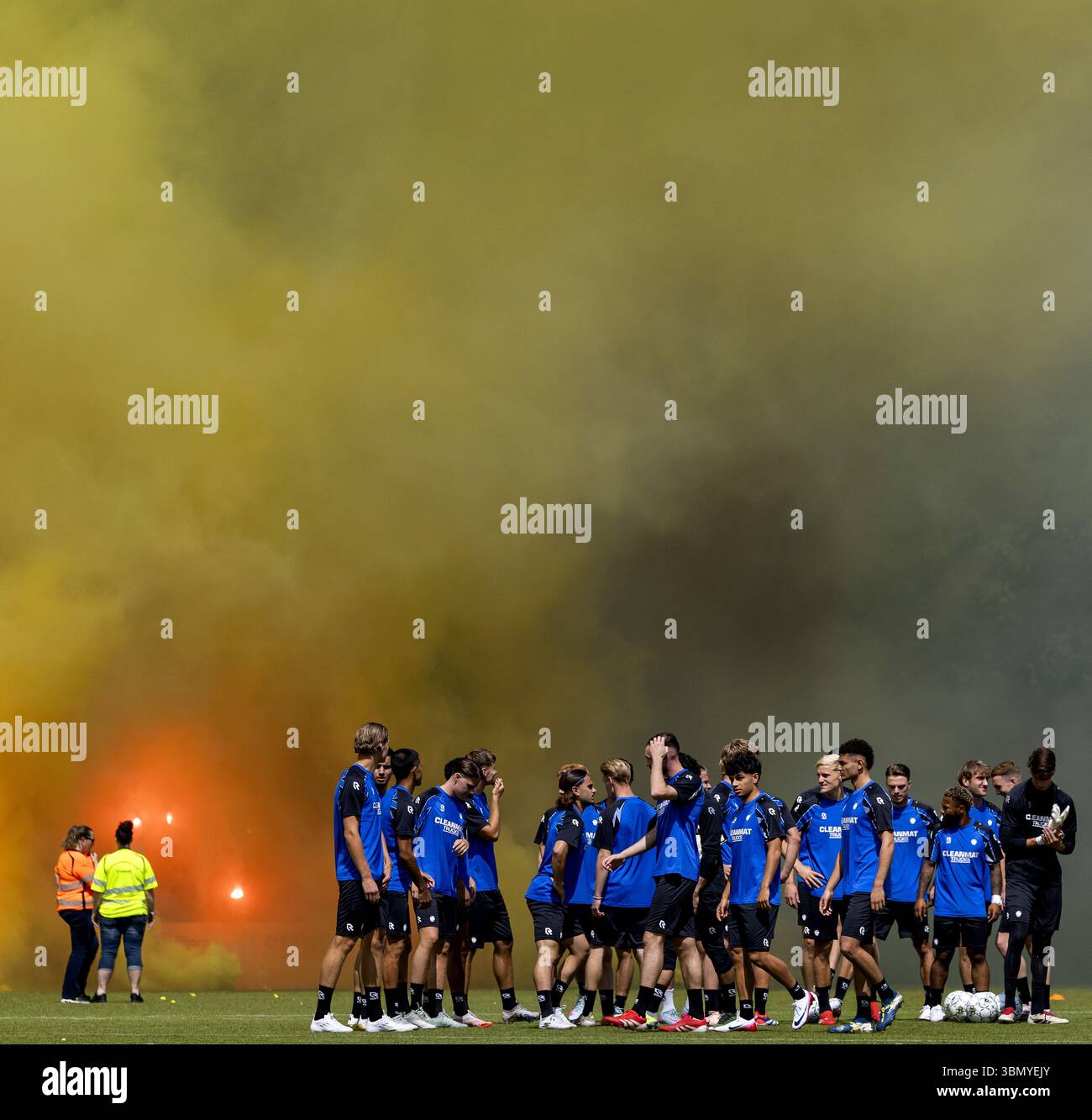 ARNHEM - joueurs de vitesse lors de la première séance d'entraînement ouverte. L’avenir de vitesse est encore incertain. Le club menaçait auparavant de disparaître du football professionnel. ANP KOEN VAN WEEL Banque D'Images