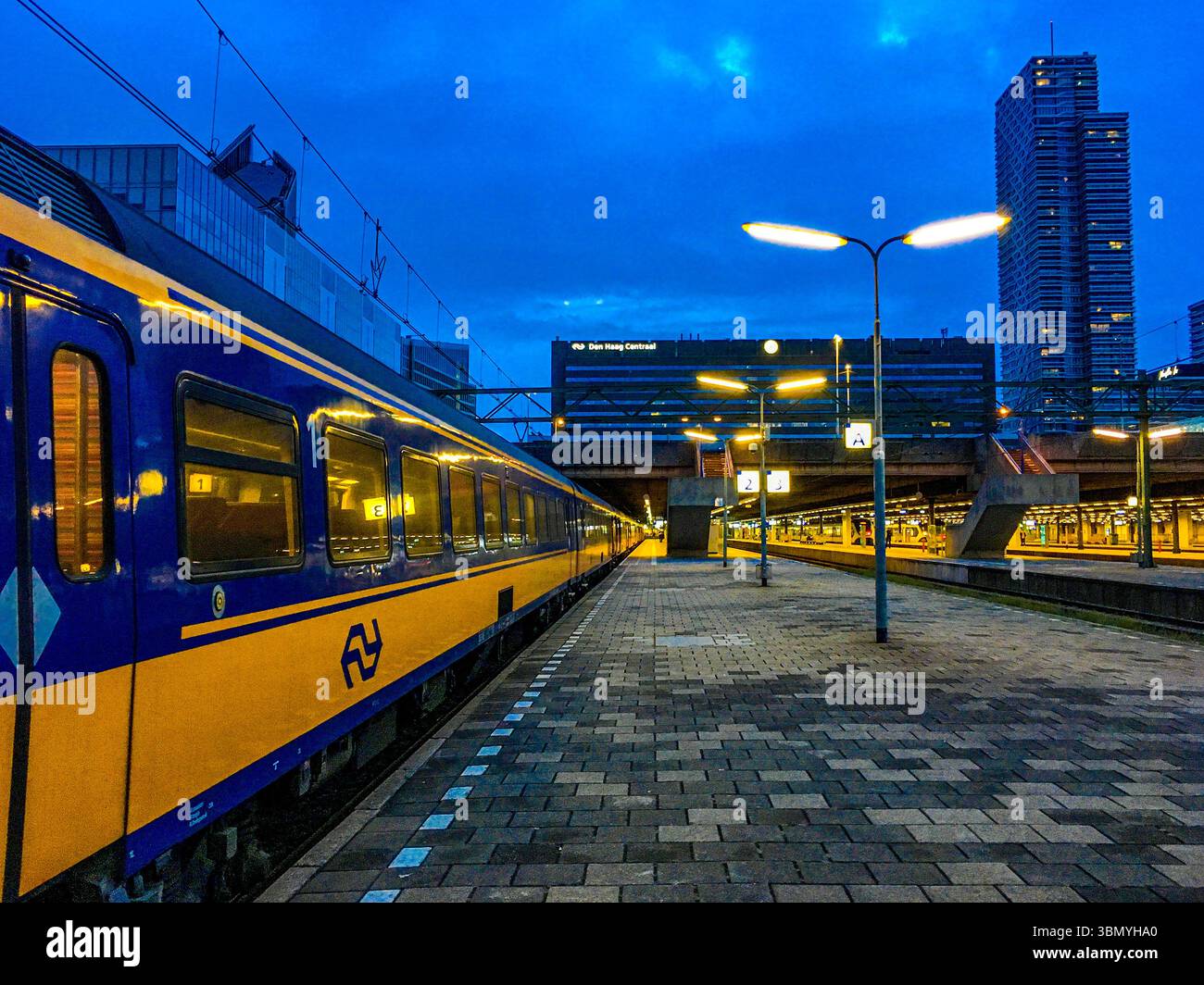 Train Intercity au quai 2 de la gare centrale avant de partir pour son voyage à Eindhoven. La Haye, pays-Bas. Banque D'Images