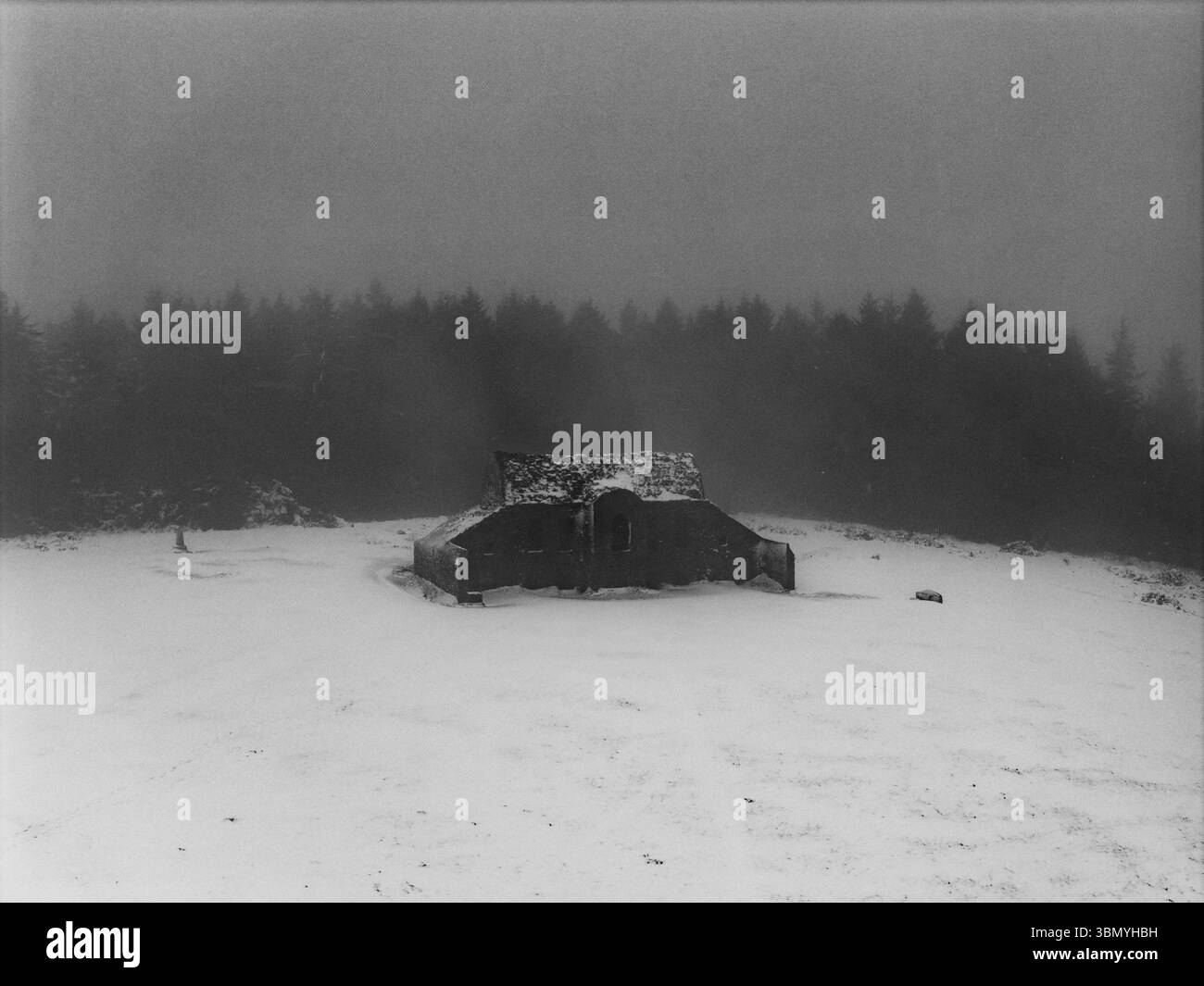 Un vieux journal ou montage de film d'une scène enneigée du Hellfire Club Banque D'Images