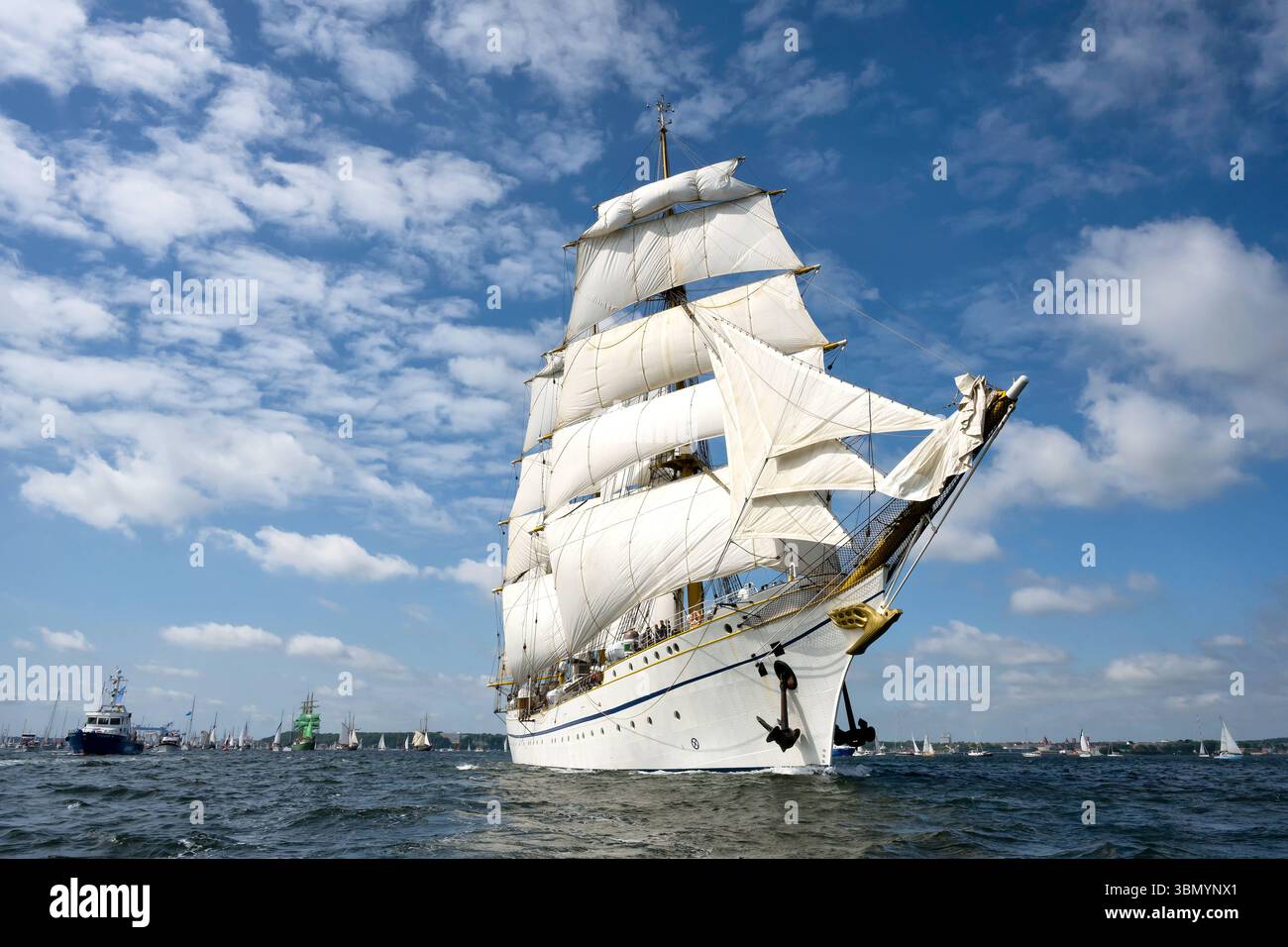 Kieler Woche 2025 Windjammerparade BEI der Kieler Woche 2025 auf der Kieler Förde. Gorch Fock unter vollen Segeln als Führungsschiff, wieter hinten die Alexander von Humboldt mit grünen Segeln Kiel Kieler Förde Schleswig-Holstein Deutschland *** Kieler Woche 2025 Windjammer défilé au Kieler Woche 2025 sur le fjord de Kiel Gorch Fock sous pleine voile comme navire de tête, plus loin derrière l'Alexander von Humboldt avec voiles vertes Kiel Kieler Kieler Schleswig Holstein Allemagne Banque D'Images