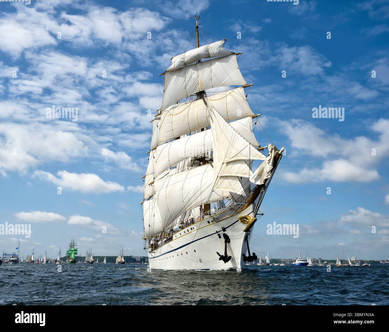 Kieler Woche 2025 Windjammerparade BEI der Kieler Woche 2025 auf der Kieler Förde. Gorch Fock unter vollen Segeln als Führungsschiff, wieter hinten die Alexander von Humboldt mit grünen Segeln Kiel Kieler Förde Schleswig-Holstein Deutschland *** Kieler Woche 2025 Windjammer défilé au Kieler Woche 2025 sur le fjord de Kiel Gorch Fock sous pleine voile comme navire de tête, plus loin derrière l'Alexander von Humboldt avec voiles vertes Kiel Kieler Kieler Schleswig Holstein Allemagne Banque D'Images