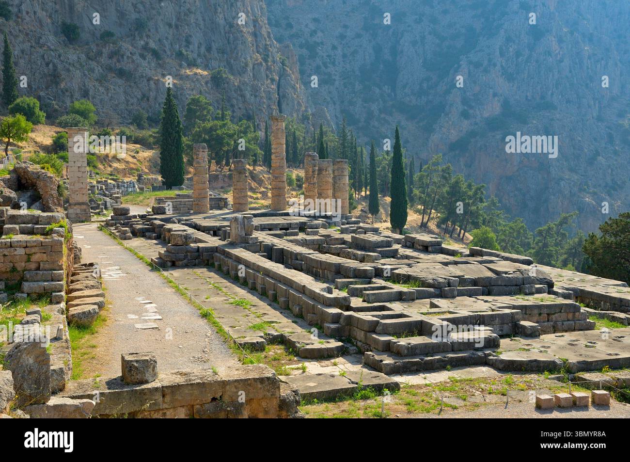 Delphes, Grèce - 6 juillet. 2010 - Temple Apollon par Oracle de Delphes. Patrimoine mondial de l'UNESCO, pas de gens parce que tôt le matin. Banque D'Images