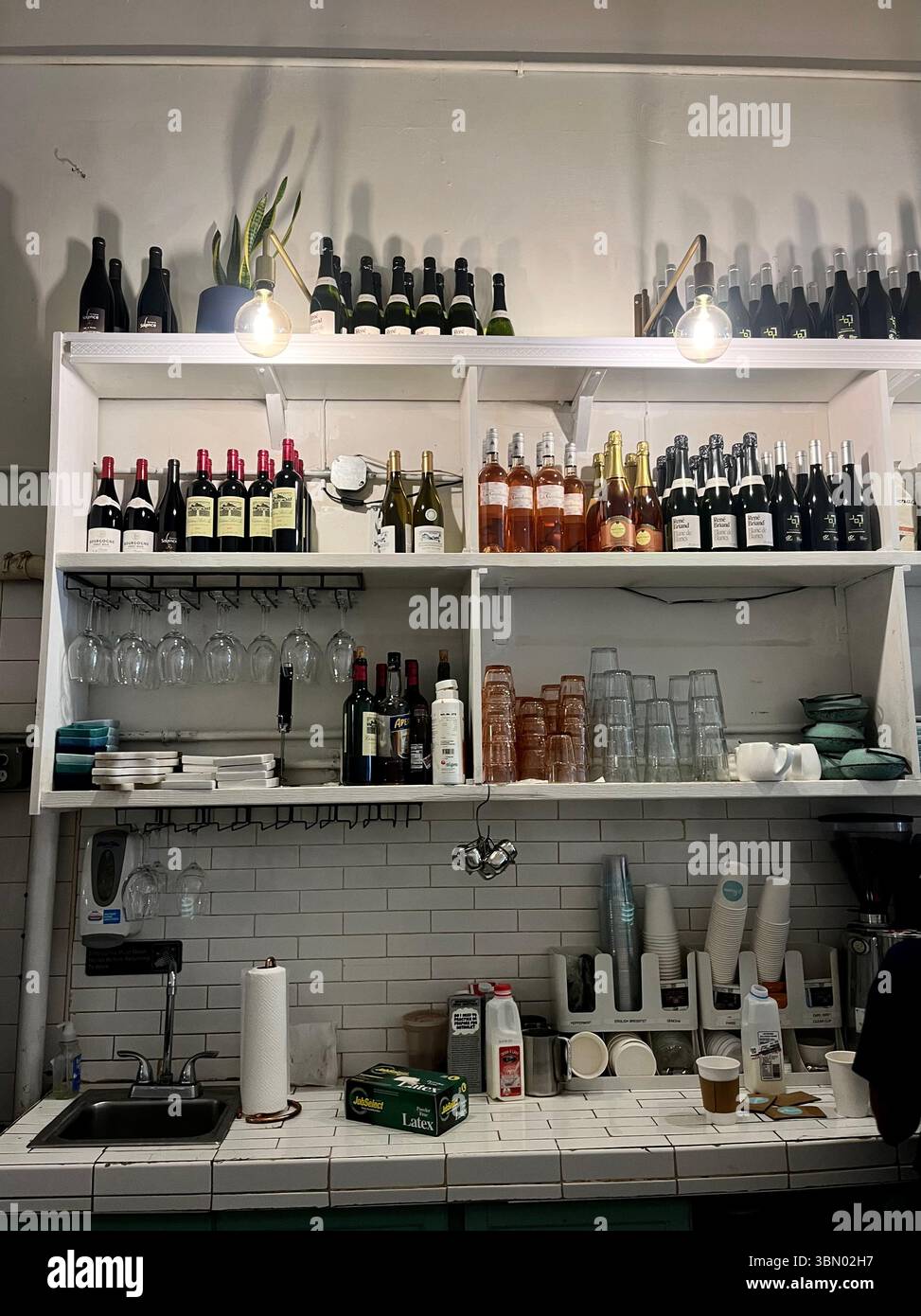 Service au comptoir à la Parisienne Café à New York - Image de stock capturée avec un smartphone