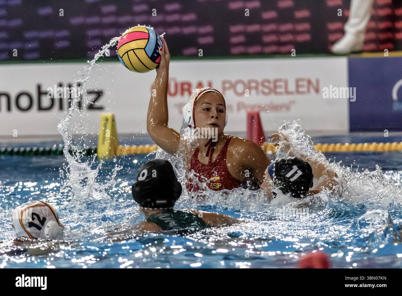 ISTANBUL, TURQUIE - 28 JUIN 2025 : match du Championnat d'Europe de water-polo féminin U16 entre l'Espagne et la Hongrie crédits:ahmetozkanphotographie Banque D'Images