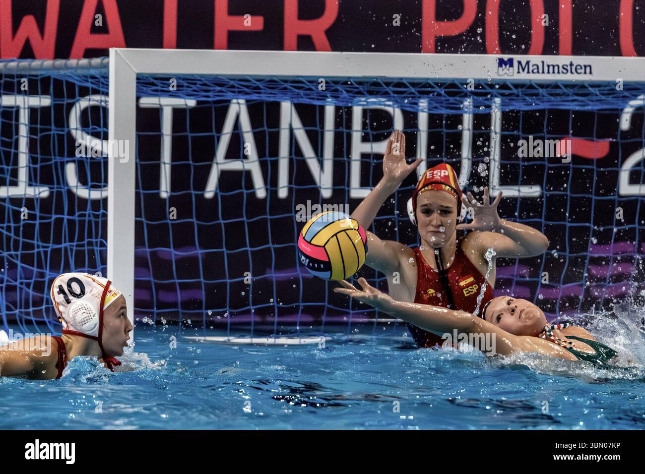 ISTANBUL, TURQUIE - 28 JUIN 2025 : match du Championnat d'Europe de water-polo féminin U16 entre l'Espagne et la Hongrie crédits:ahmetozkanphotographie Banque D'Images