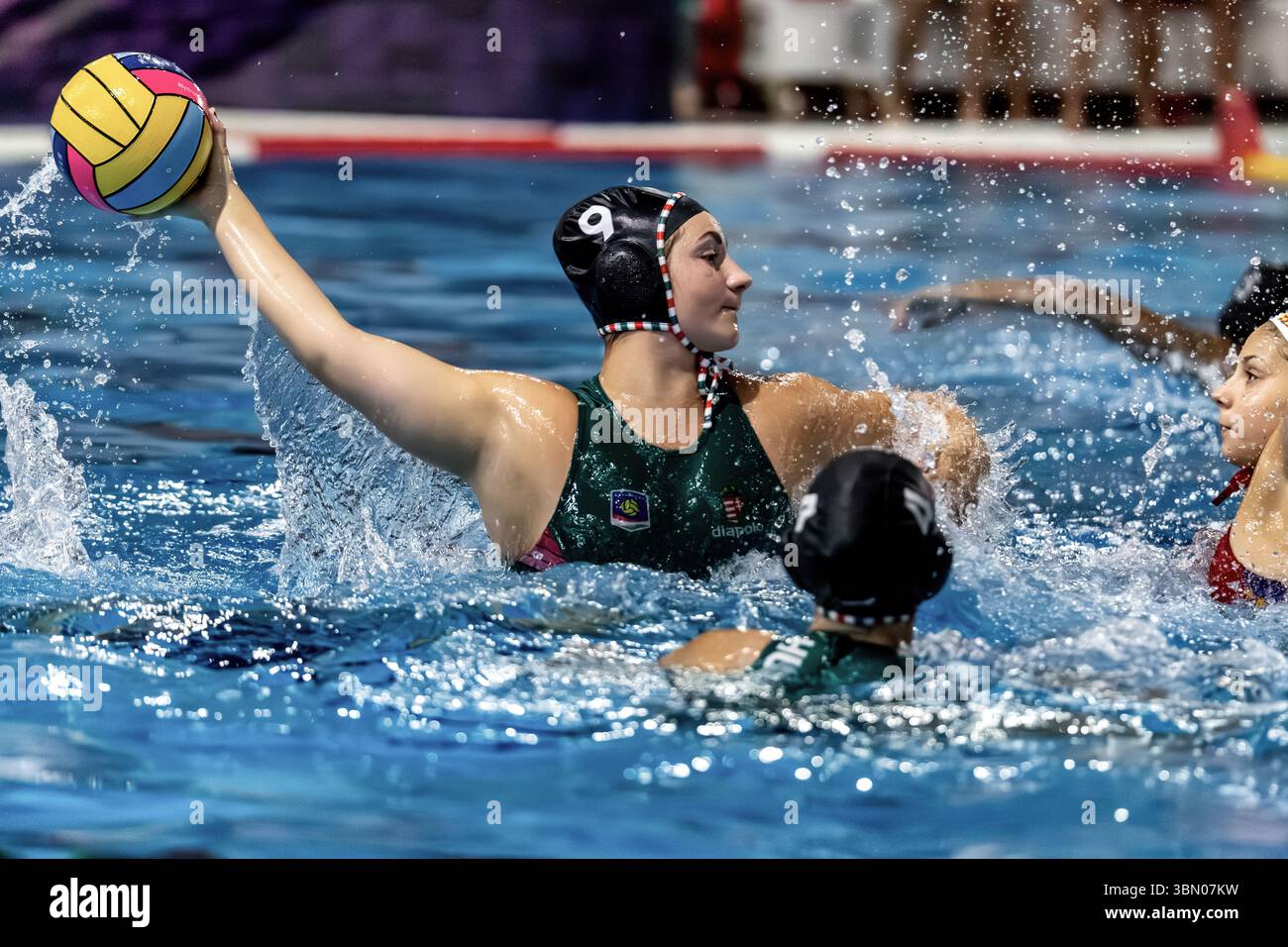 ISTANBUL, TURQUIE - 28 JUIN 2025 : match du Championnat d'Europe de water-polo féminin U16 entre l'Espagne et la Hongrie crédits:ahmetozkanphotographie Banque D'Images