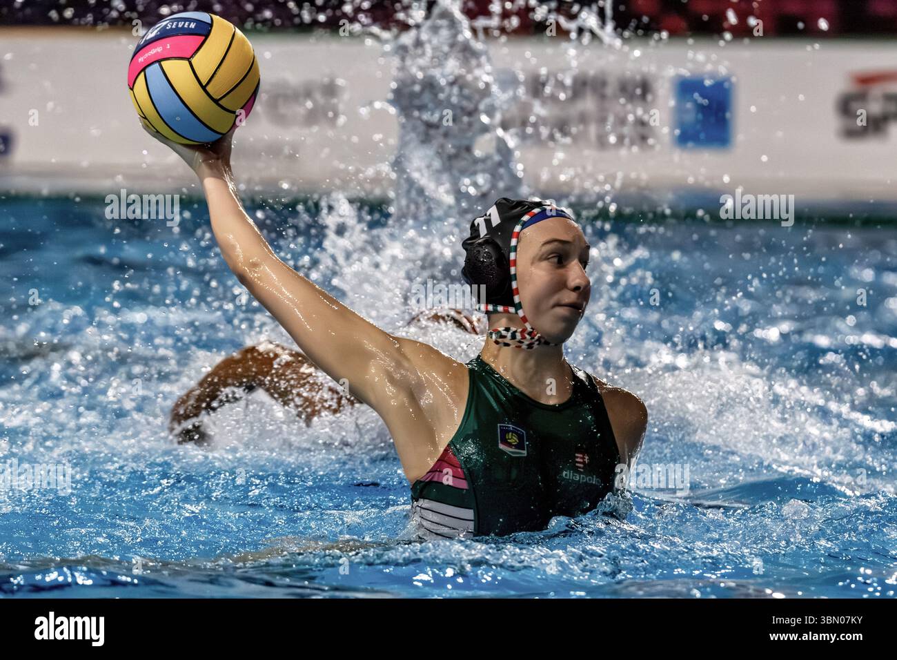ISTANBUL, TURQUIE - 28 JUIN 2025 : match du Championnat d'Europe de water-polo féminin U16 entre l'Espagne et la Hongrie crédits:ahmetozkanphotographie Banque D'Images