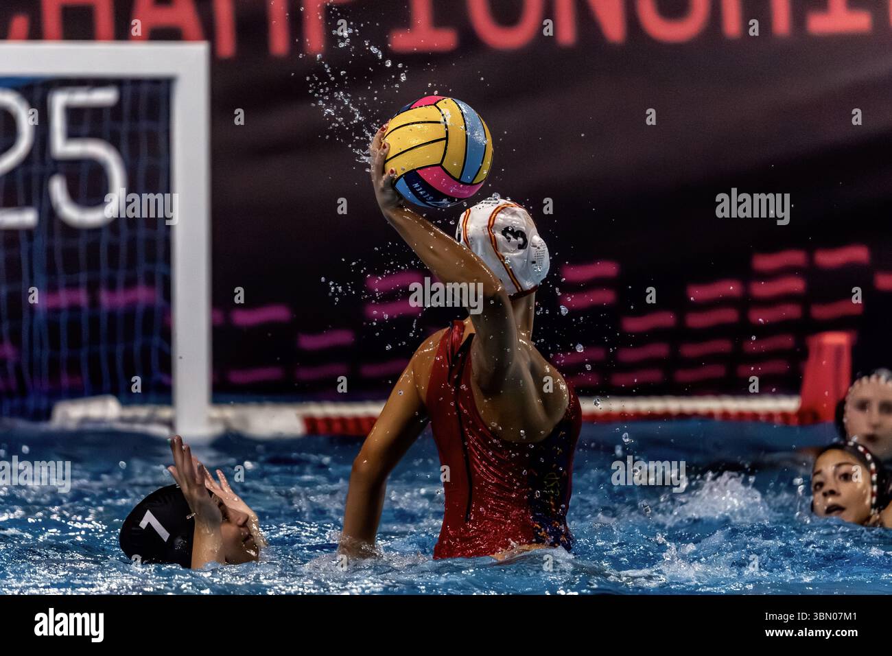 ISTANBUL, TURQUIE - 28 JUIN 2025 : match du Championnat d'Europe de water-polo féminin U16 entre l'Espagne et la Hongrie crédits:ahmetozkanphotographie Banque D'Images