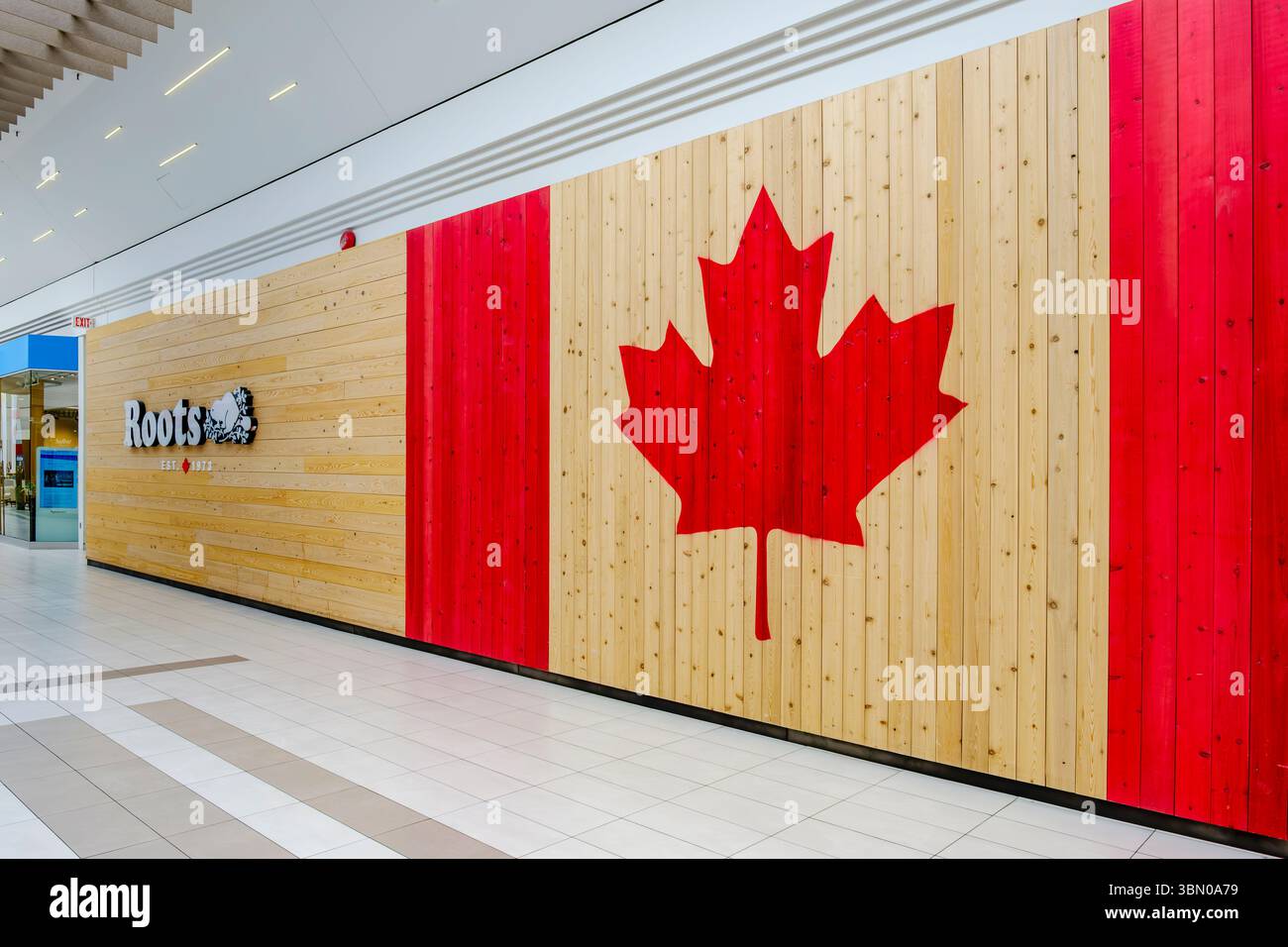 Façade de magasin de détail Roots Canada, détaillant de marque canadienne, drapeau canadien, acheter canadien, White Oaks Shopping Centre, London, Ontario, Canada. Banque D'Images