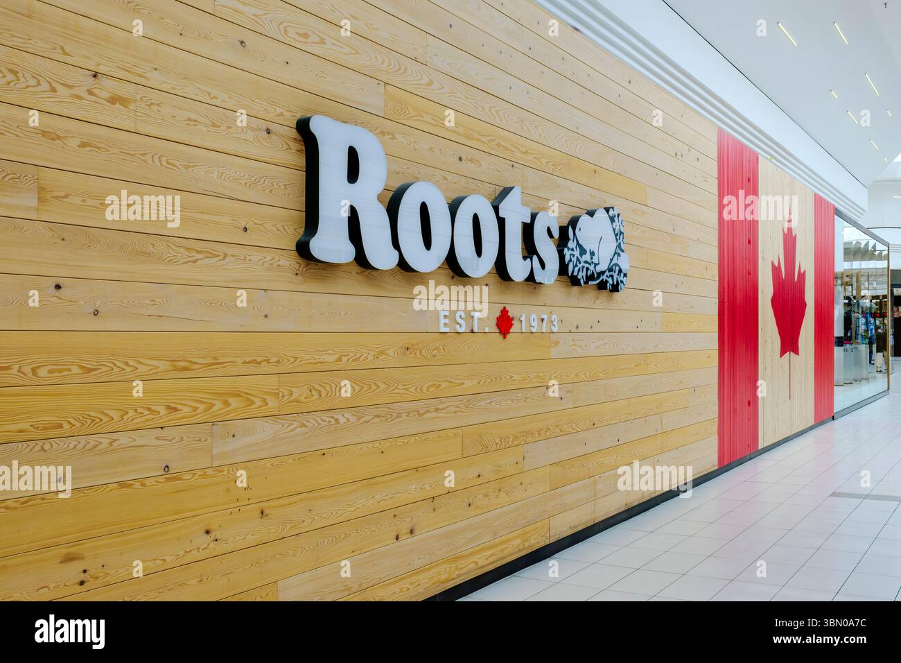 Façade de magasin de détail Roots Canada, détaillant de marque canadienne, drapeau canadien, acheter canadien, White Oaks Shopping Centre, London, Ontario, Canada. Banque D'Images