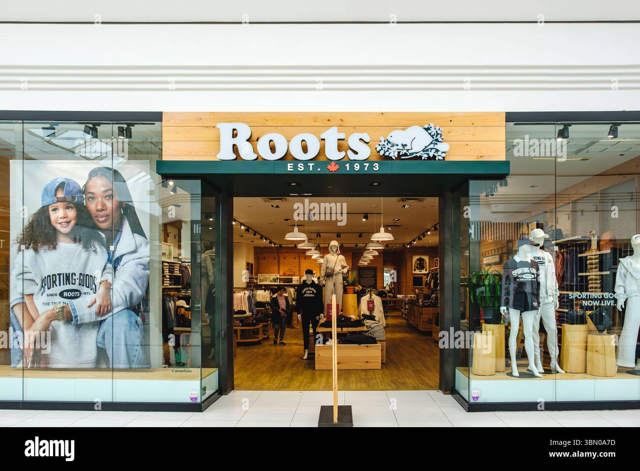 Vitrine du magasin de détail Roots Canada, détaillant de marque canadienne, au White Oaks Shopping Centre, London, Ontario, Canada. Banque D'Images