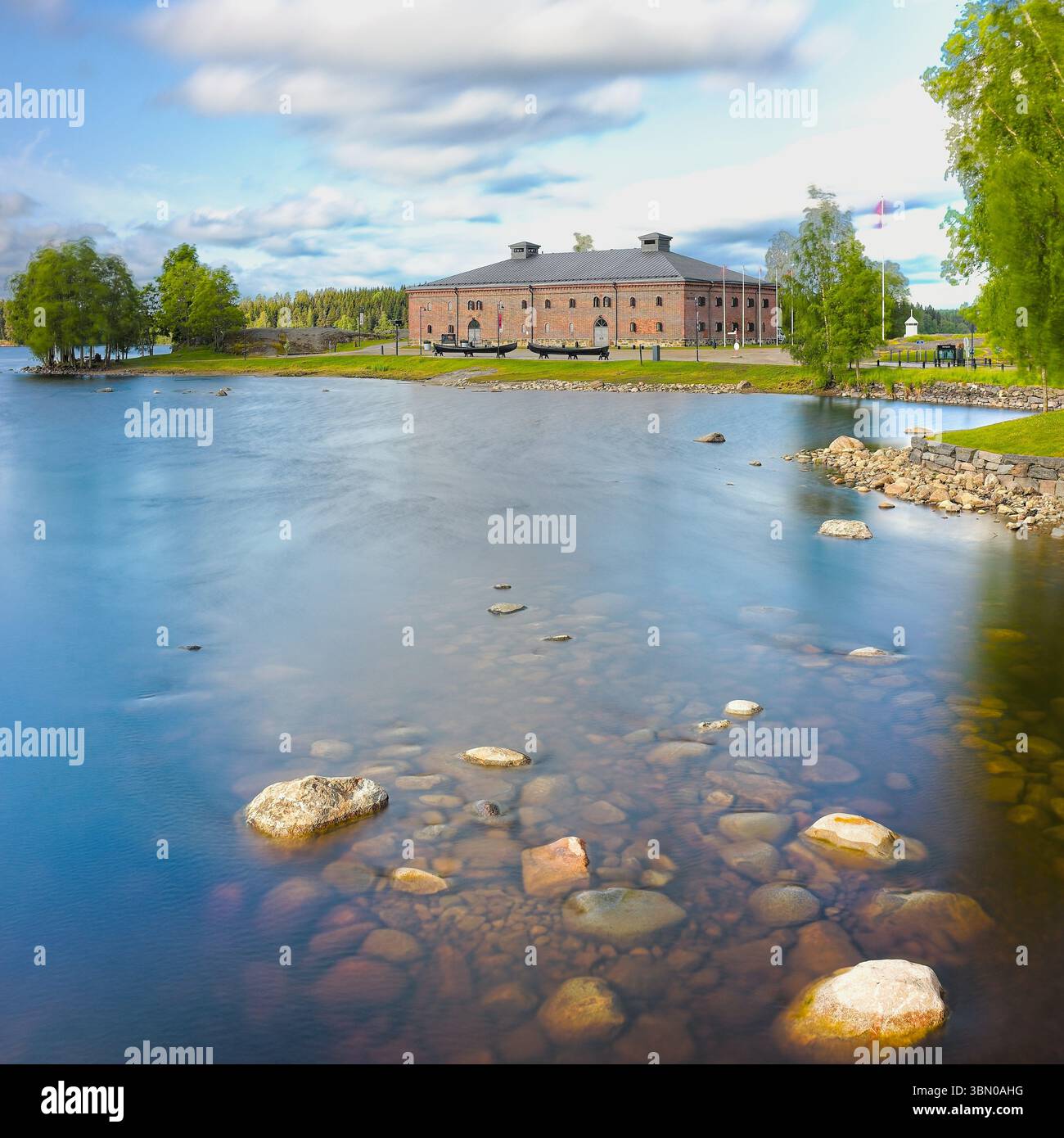 Eaux cristallines au musée Riihisaari montrant le fond du lac à Savonlinna Finlande Banque D'Images