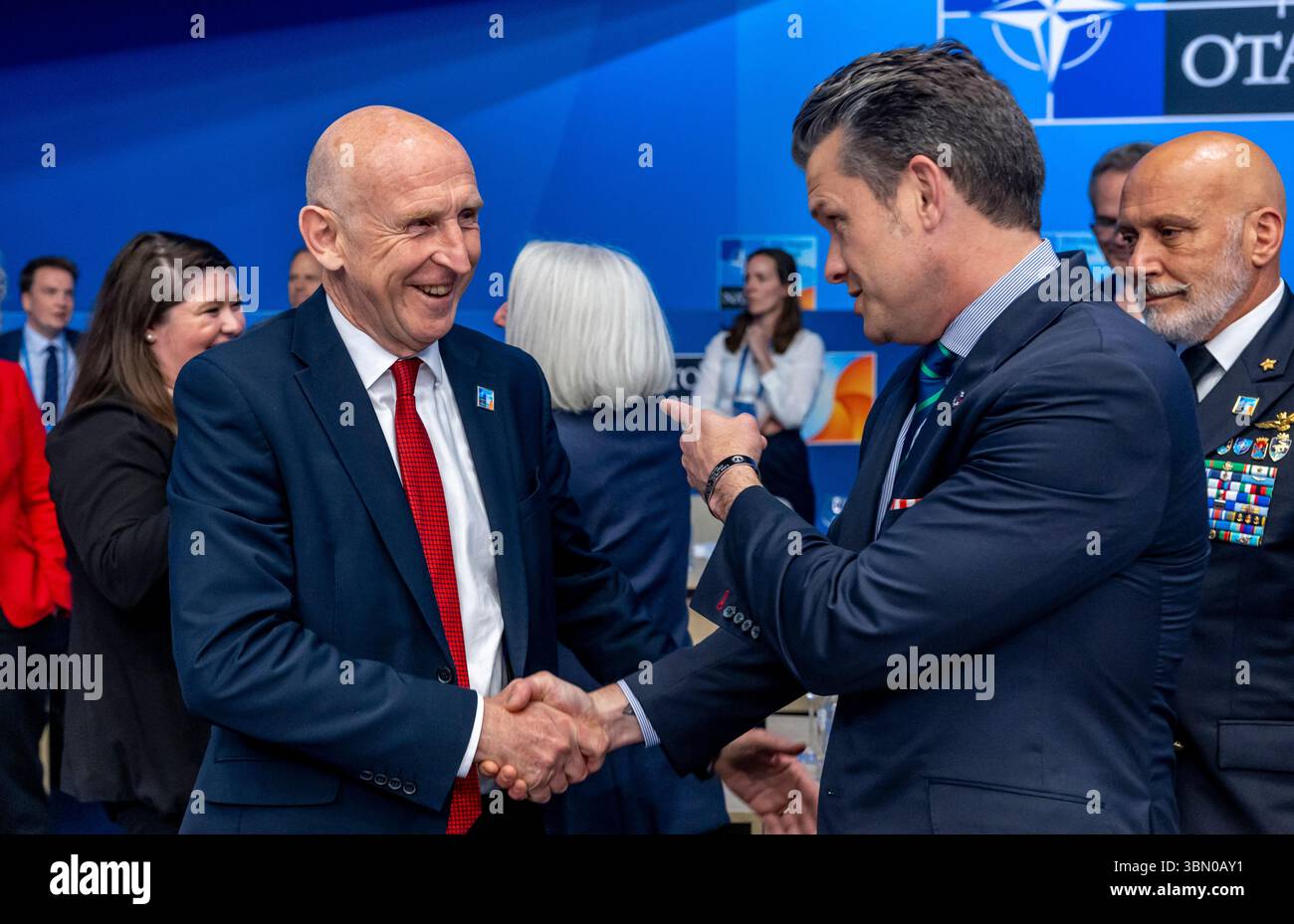LA HAYE, PAYS-BAS - 25 juin 2025 - le secrétaire d'État britannique à la Défense John Healey et le secrétaire américain à la Défense Pete Hegseth se serrent la main Banque D'Images
