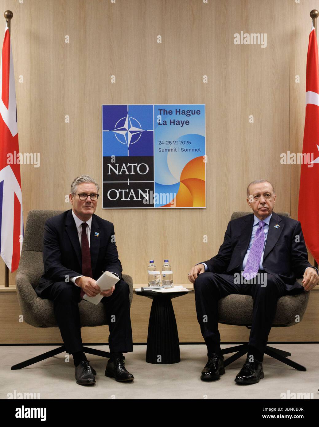LA HAYE, PAYS-BAS - 25 juin 2025 - le premier ministre britannique Keir Starmer avec le président de la République de Turkiye Recep Tayyip Erdogan pour un bilate Banque D'Images