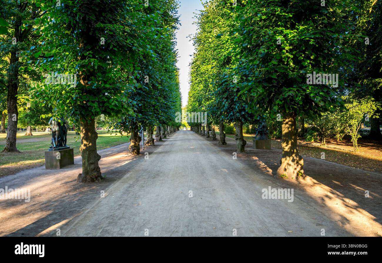 Serene Alley entourée d'arbres verts et de sculptures en bronze dans un cadre paisible du parc Kildeken, Aalborg, Danemark, 16 juillet 2018 Banque D'Images