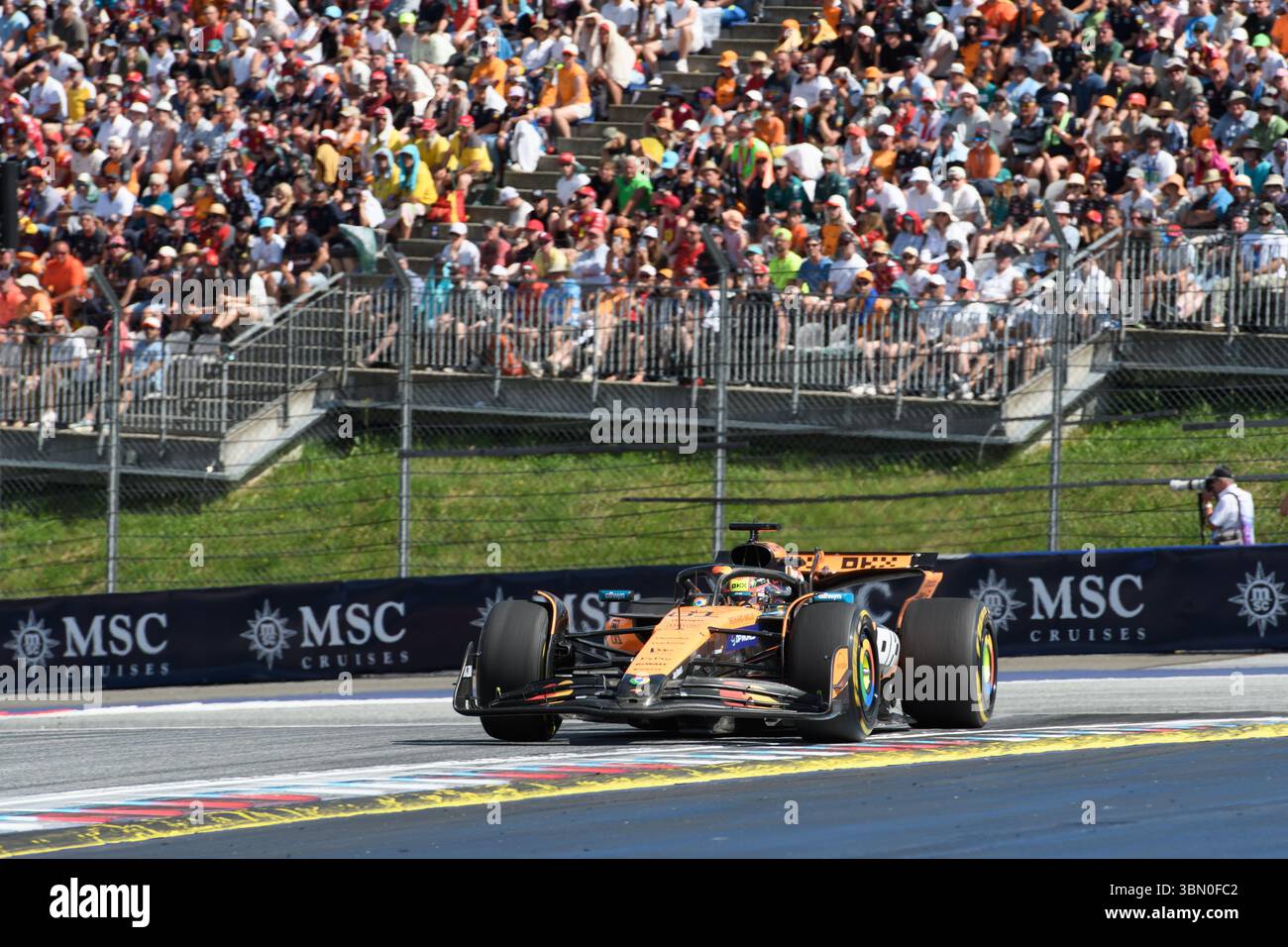Spielberg, Autriche. 29 juin 2025. Oscar PIASTRI (AUS) au volant de McLaren au virage 1 lors du GP AUTRICHIEN DES CROISIÈRES MSC 2025 à Spielberg (Styrie, Autriche), 11ème manche du Championnat du monde FIA F1 2025. Crédit : Riccardo Righetti/Alamy Live News Banque D'Images