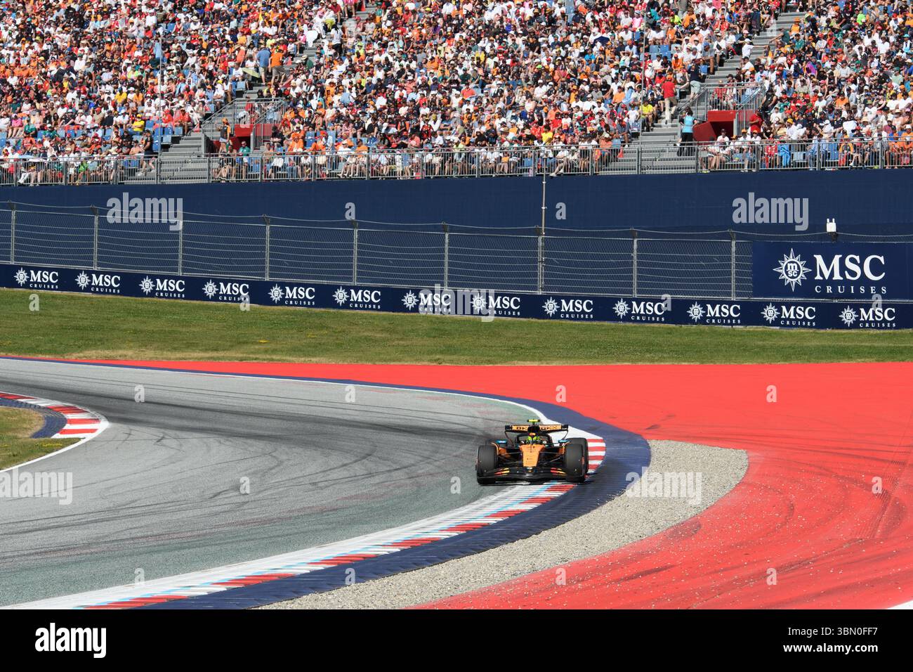 Spielberg, Autriche. 29 juin 2025. Lando NORRIS (GBR) au volant de McLaren au virage 10 lors du GP AUTRICHIEN DES CROISIÈRES MSC 2025 à Spielberg (Styrie, Autriche), 11ème manche du Championnat du monde FIA F1 2025. Crédit : Riccardo Righetti/Alamy Live News Banque D'Images