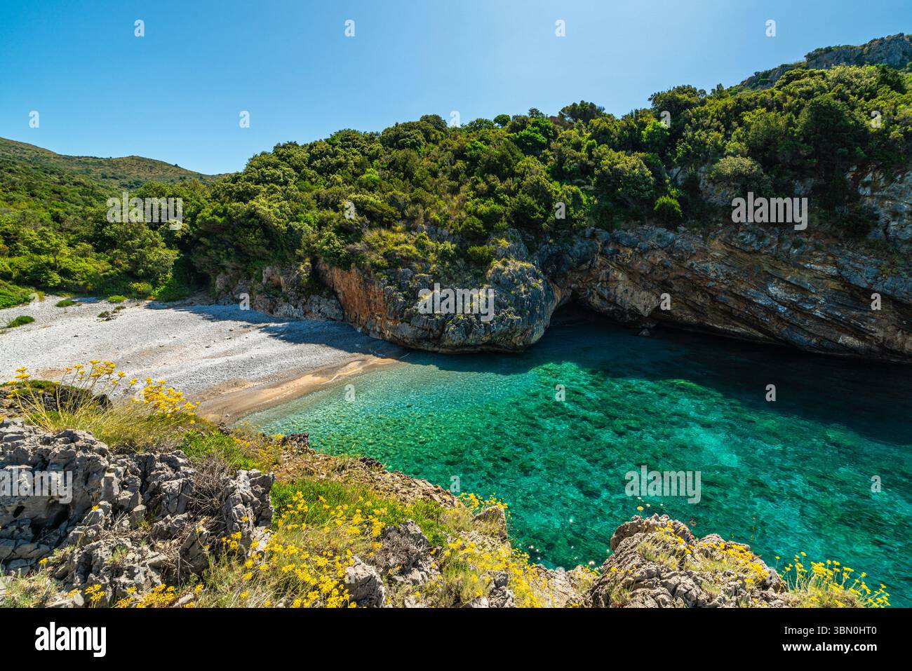 La merveilleuse plage de Cala Bianca, près de Marina di Camerota, Cilento, Campanie, Italie. Banque D'Images