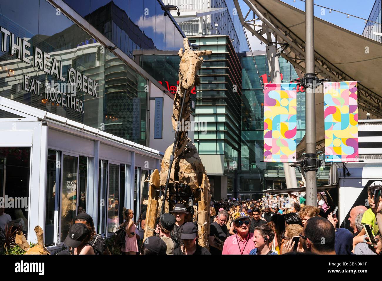 Londres, Royaume-Uni. 29 juin 2025. Les troupeaux trottent le long des boutiques et se mêlent aux spectateurs curieux. LES marionnettes d'animaux géants des TROUPEAUX rencontrent une intervention de danse des danseurs de Sadler's Wells qui tentent d'arrêter LES TROUPEAUX alors qu'ils voyagent de Westfield Stratford à Sadler's Wells East où ils jouent dans une finale. LES TROUPEAUX sont l'art public et l'action climatique. D’avril à août 2025, les animaux marionnettes grandeur nature parcourent un itinéraire de 20 000 km entre le bassin du Congo et le cercle arctique, symbolisant leur fuite de la catastrophe climatique avec des arrêts dans de nombreuses villes et pays, à Londres du 27 au 29 juillet. Banque D'Images