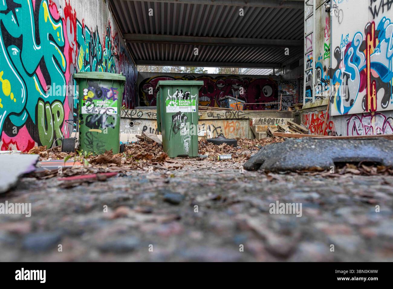 Le quai de chargement et les murs recouverts de graffitis du centre commercial fermé vont être démolis dans le quartier de Lehtisaari à Helsinki, en Finlande Banque D'Images