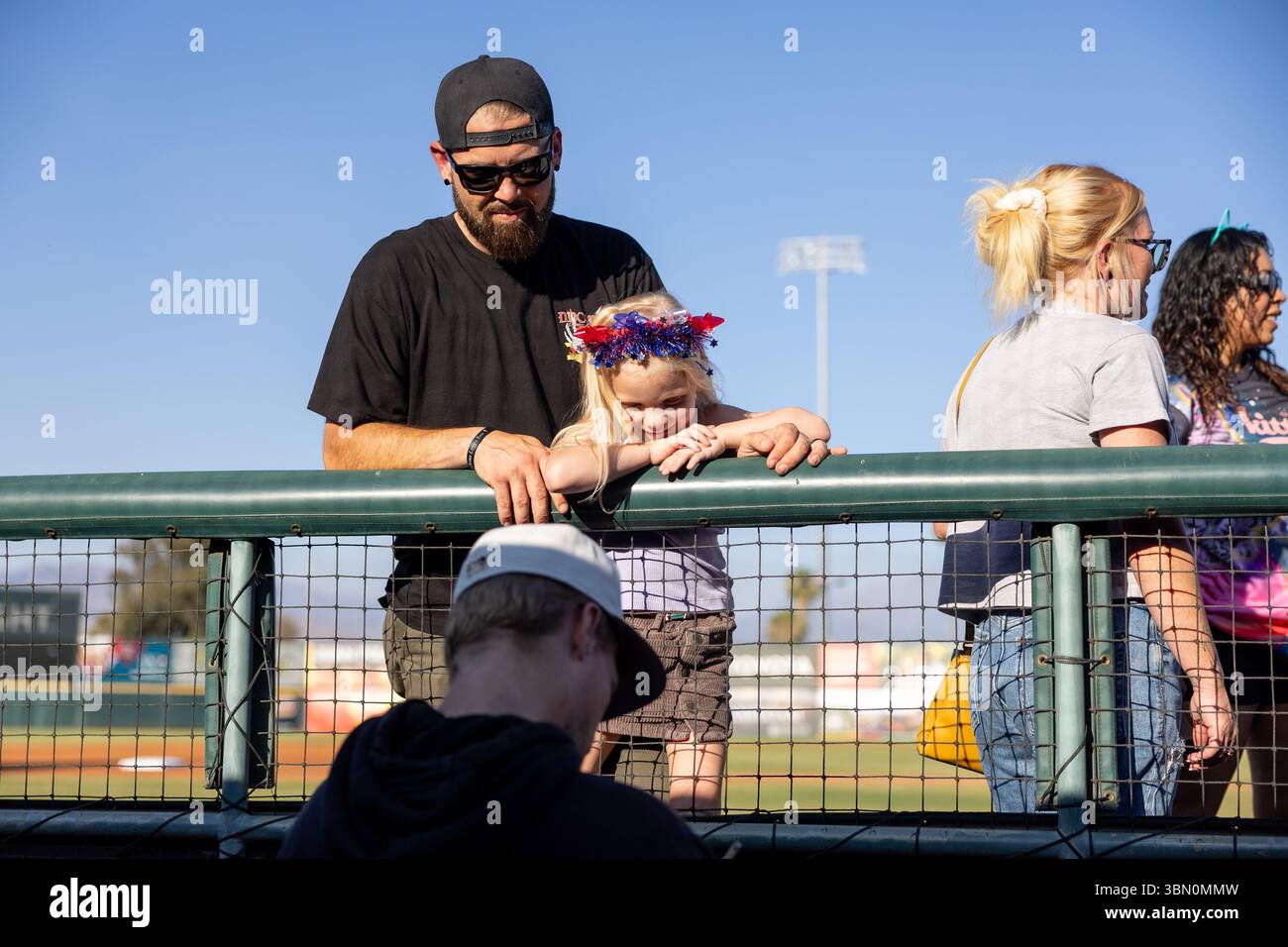 28 juin 2025 : un jeune fan demande un autographe à un joueur des 66ers au San Manuel Stadium, San Bernardino, CA. Greg Fiore/Cal Sport Media (crédit image : © Greg Fiore/Cal Sport Media) Banque D'Images