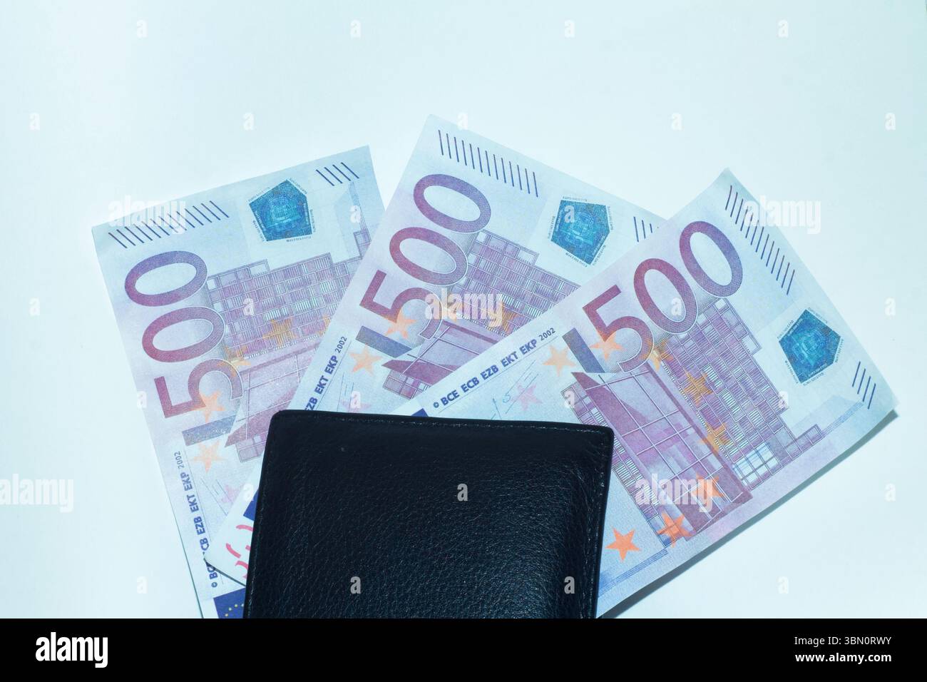 Portefeuille en cuir avec 500 euros, isolé sur blanc. Banque D'Images