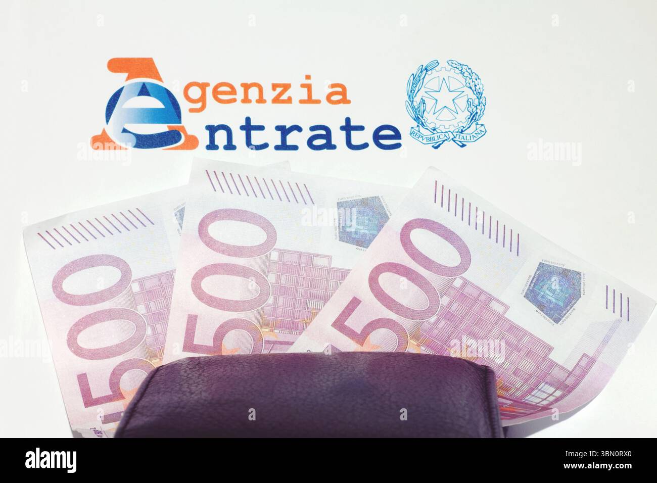 Logo de Agenzia delle Entrate avec 500 euros à l'intérieur d'un portefeuille en cuir. Concept de fiscalité en italie. Banque D'Images
