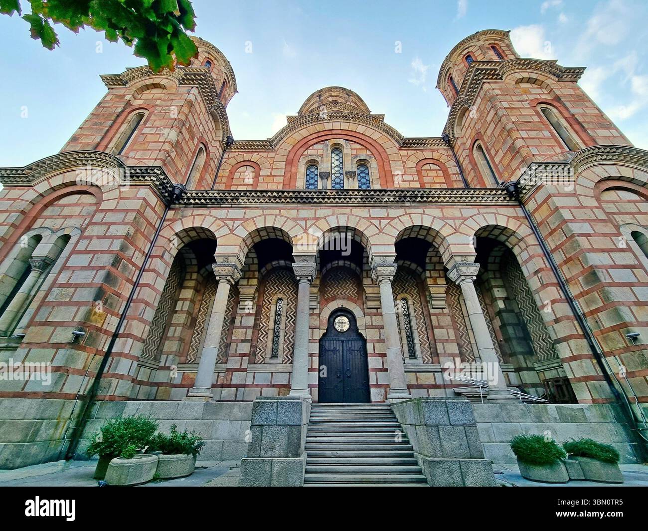 Vue en angle bas de la façade ornée de l'église Saint Marc dans le style serbe-byzantin à Belgrade, Serbie Banque D'Images