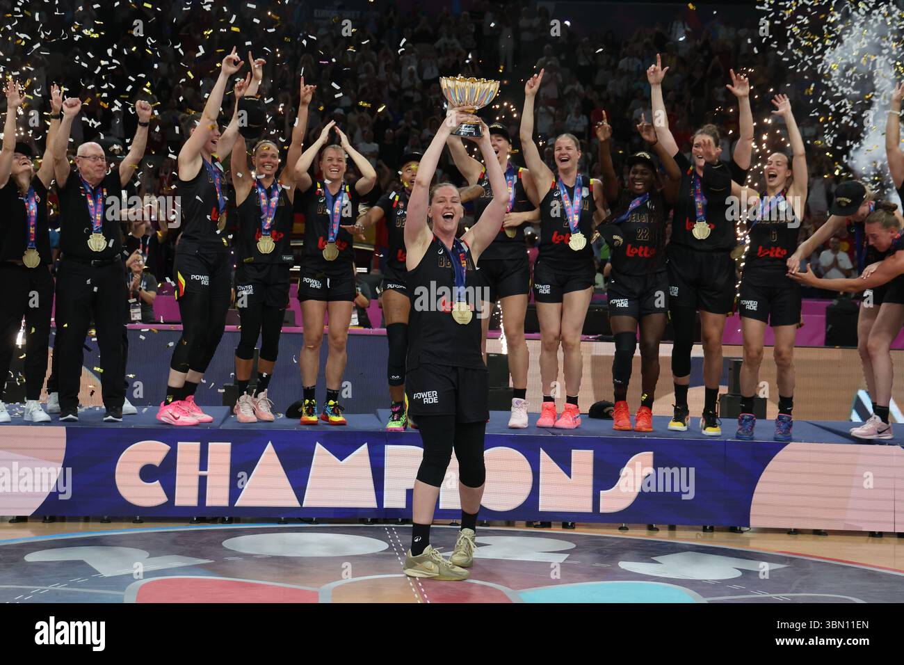 Pirée, Grèce. 29 juin 2025. La capitaine belge Emma Meesseman célèbre avec la coupe sur le podium après avoir remporté un match de basket-ball entre l'Espagne et l'équipe nationale belge 'The Belgian Cats' le dimanche 29 juin 2025 au Pirée, en Grèce, la finale de l'EuroBasket 2025 féminin de la FIBA. BELGA PHOTO VIRGINIE LEFOUR crédit : Belga News Agency/Alamy Live News Banque D'Images