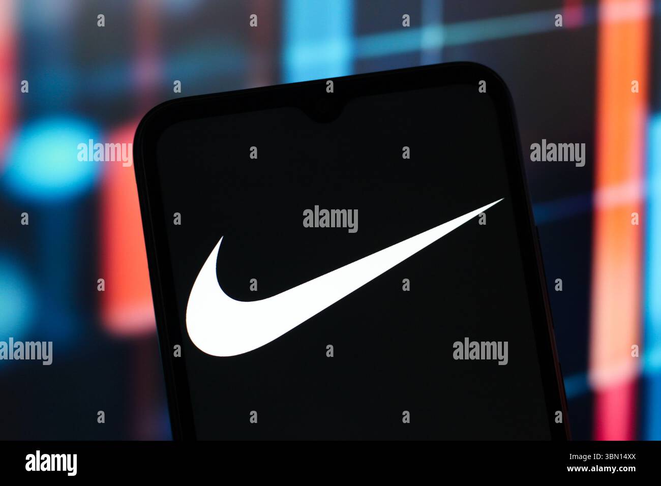 Dans cette illustration photo, le logo Nike est affiché sur l'écran d'un smartphone. Banque D'Images