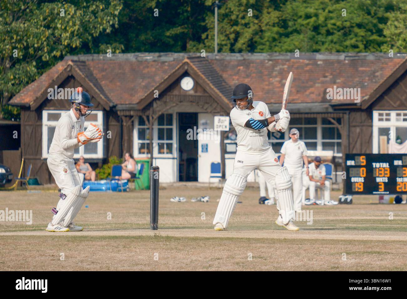Londres, Royaume-Uni. 29 juin 2025. Chislehurst et le West Kent Cricket Club organisent un match contre le Crusaders Cricket Club alors que les températures dans le Grand Londres atteignent un sommet de 31°C. L'Angleterre a connu son mois de juin le plus chaud jamais enregistré, avec une température moyenne de 16,9 °C, tandis que le Royaume-Uni a connu sa deuxième plus chaude depuis le début de la série en 1884, selon les statistiques provisoires du met Office. Banque D'Images