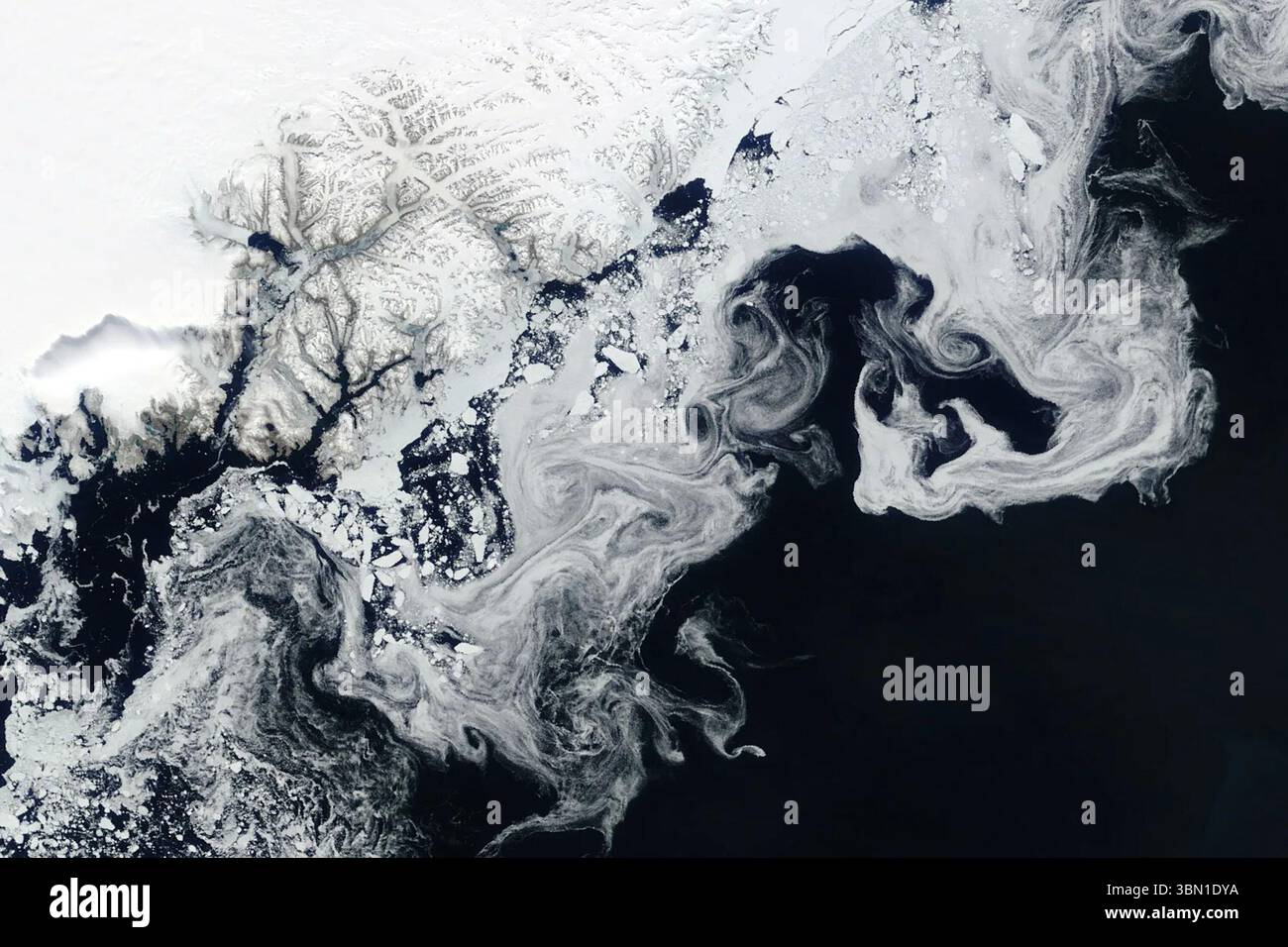 Vue aérienne des tourbillons de glace de mer et des motifs glaciaires au large des côtes du Groenland, capturée par la NASA. Image reproduite avec l'aimable autorisation de la NASA. Banque D'Images