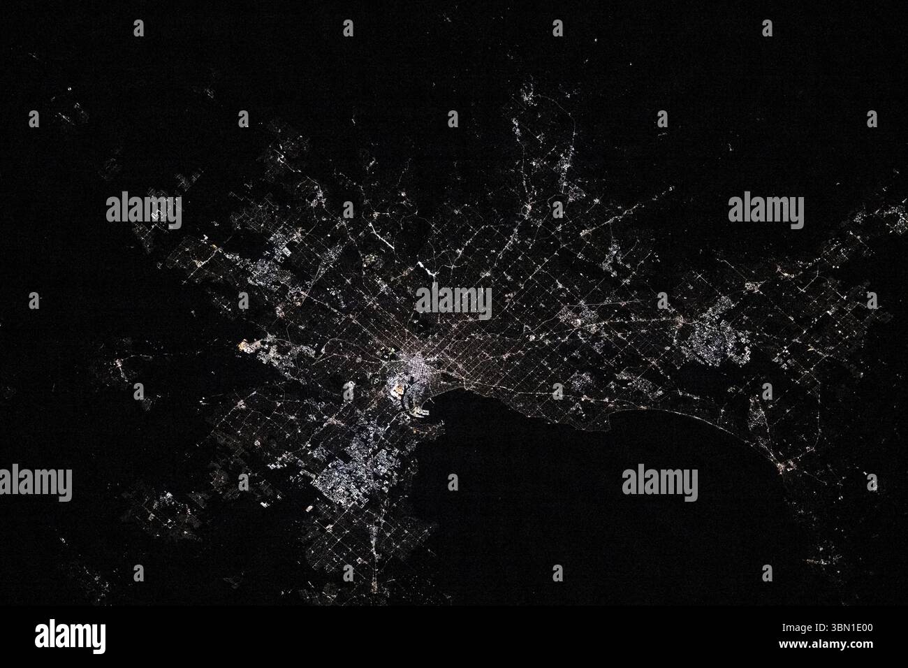 Melbourne, Australie, la nuit photographiée depuis la Station spatiale internationale. Image reproduite avec l'aimable autorisation de la NASA. Banque D'Images