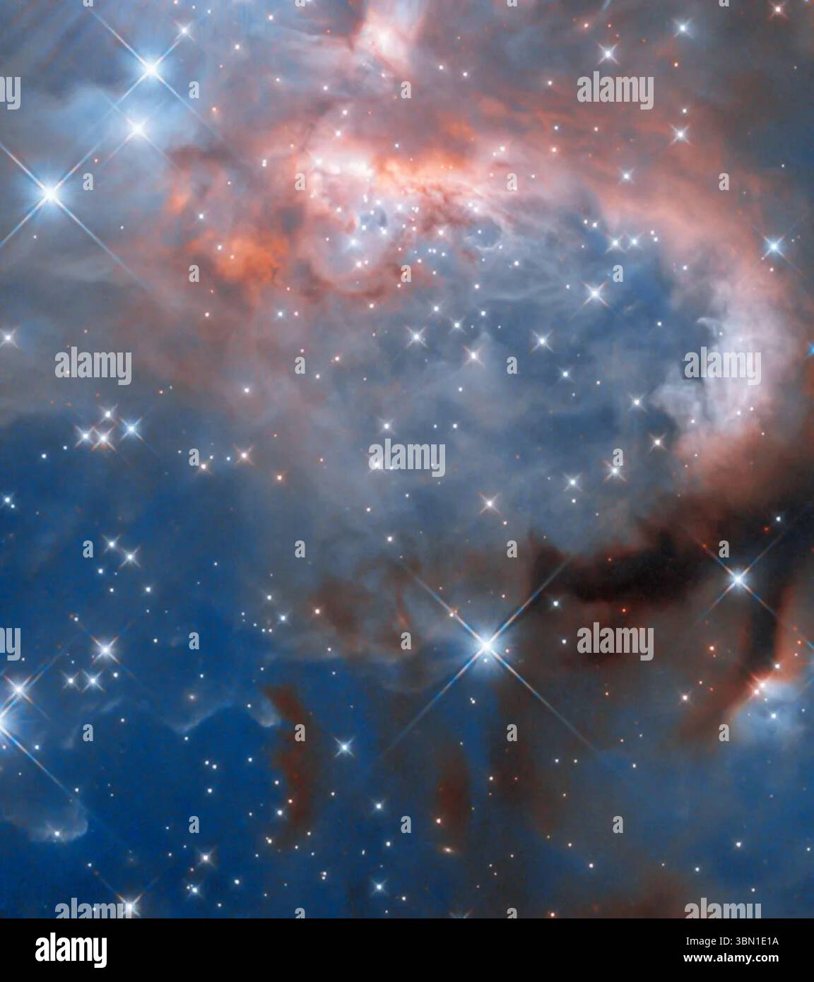 Paysage cosmique coloré. NGC 1333 étoile nébuleuse de naissance Perseus, vue Hubble. Image reproduite avec l'aimable autorisation de la NASA. Banque D'Images