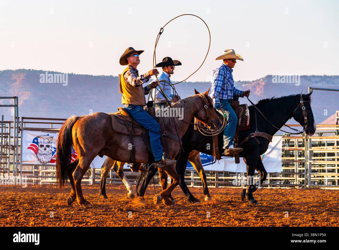 Trois cow-boys se préparent à participer à une compétition de rodéo. Banque D'Images