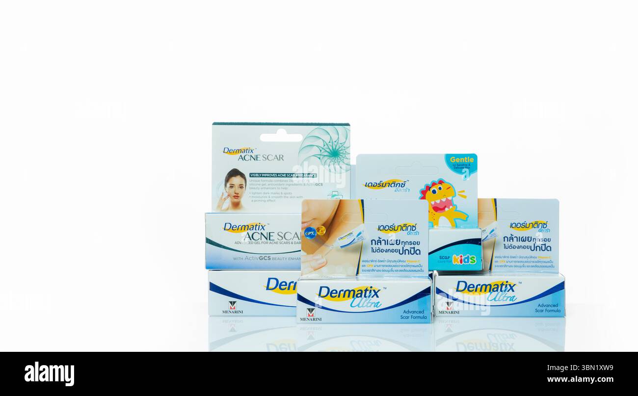 CHONBURI, THAÏLANDE-30 JANVIER 2023 : produits Dermatix pour le traitement des cicatrices et des chéloïdes affichés sur fond blanc. Chéloïde cicatricielle post-opératoire Banque D'Images