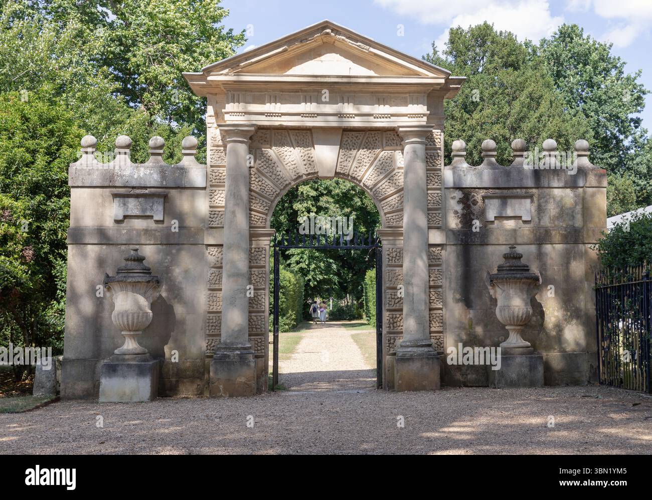 Londres, Royaume-Uni - 28 juin 2025 - splendeur architecturale de l'Inigo Jones Gateway, qui est situé dans la Chiswick House and Gardens à West London. Banque D'Images