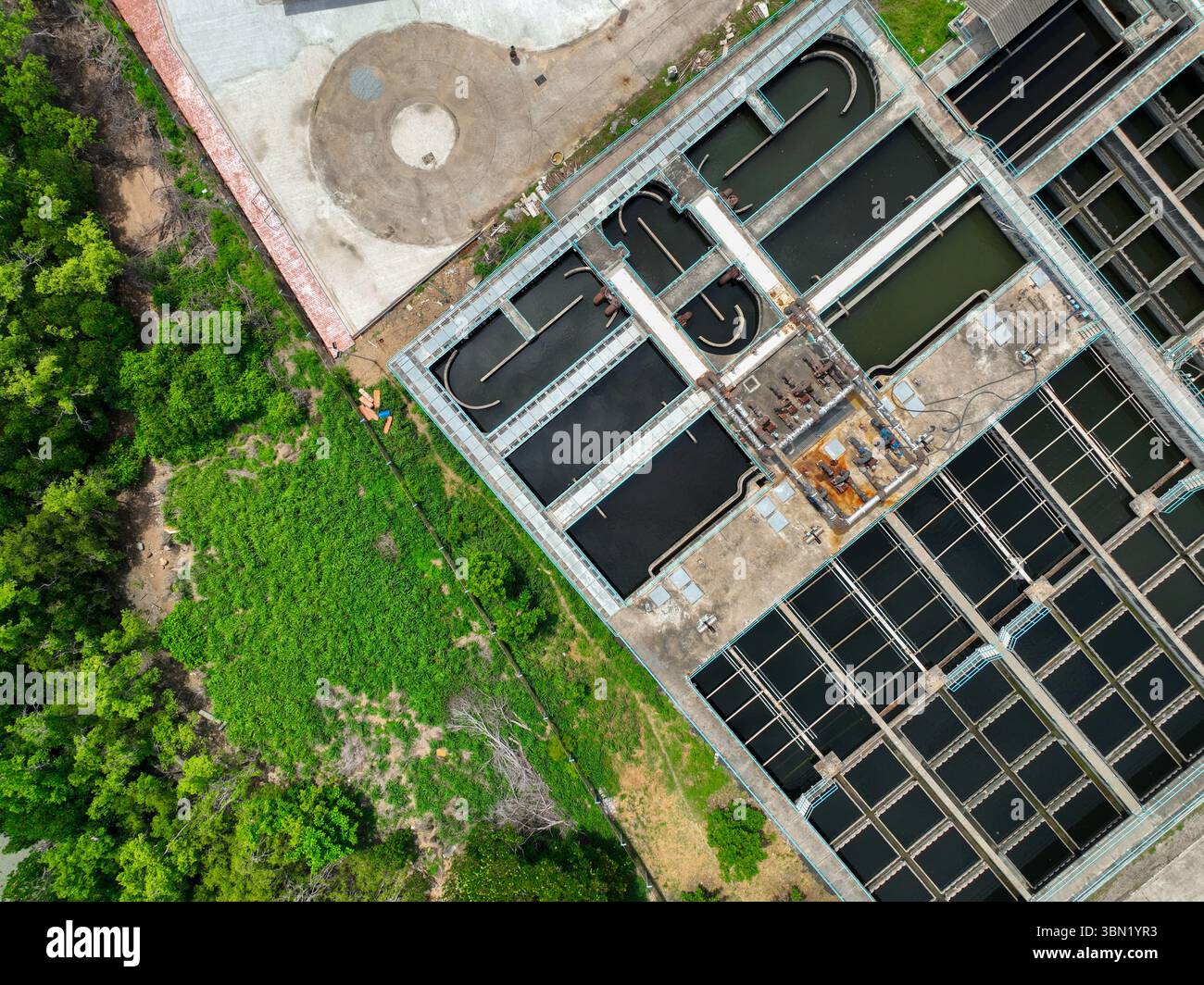 Installation de traitement de l'eau. Systèmes de gestion durable de l'eau. Station municipale de purification de l'eau avec piscines de traitement et installations de traitement. Banque D'Images