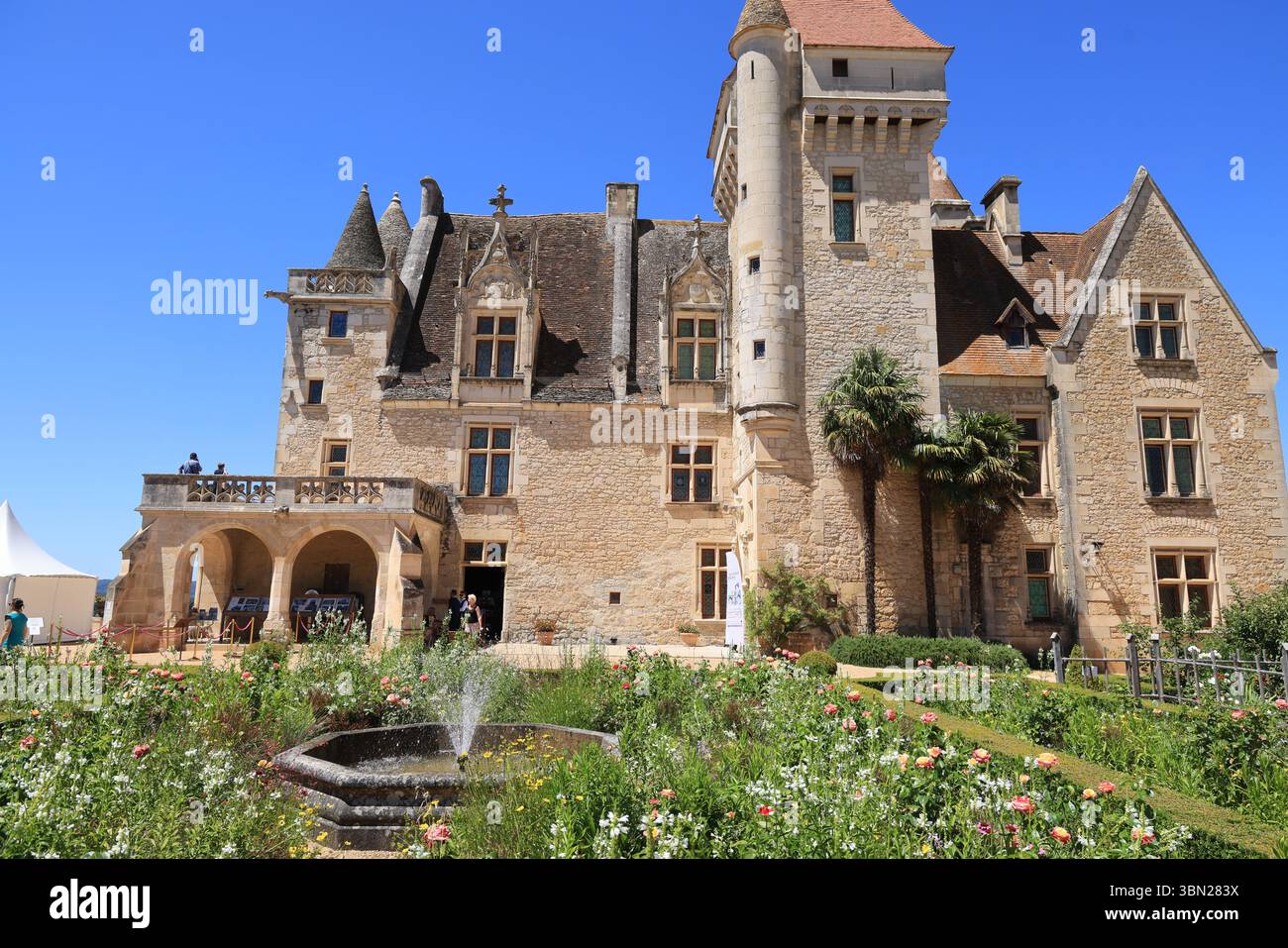 Le Château des Milandes, ancienne demeure de Joséphine Baker en Périgord Noir dans le Sud-Ouest de la France (Château, parc, ferme, chapelle). Banque D'Images Le Château des Milandes, ancienne demeure de Joséphine Baker en Périgord Noir dans le Sud-Ouest de la France (Château, parc, ferme, chapelle). Banque D'Images